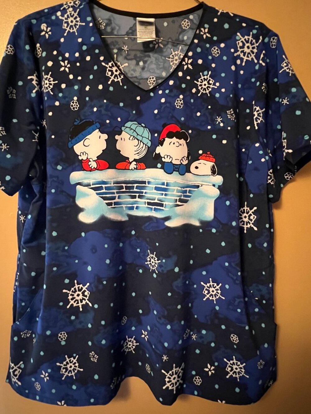 PEANUTS! Snoopy, Charlie Brown, Snow, Winter Top Scrub XL Deep pockets